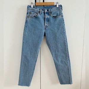 SOLD Levi 501 Skinny Cropped Light/Medium Wash Jeans 24